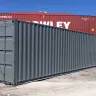 Vue en angle de l’extérieur d’un grand conteneur de stockage cubique gris